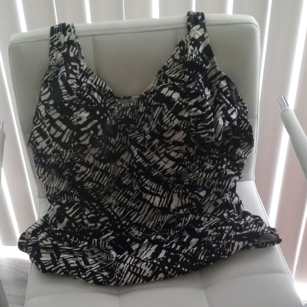 Size 18W Black and white tankini (no bottom)